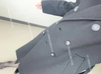 反差音乐老师大姨下穿着情趣内衣丝袜高跟直接在电梯口拿着大鸡巴自慰