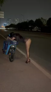 户外露出丝袜高跟