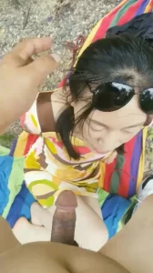 荒山野岭发现一位玩露出的熟女，强行口交打炮真爽！